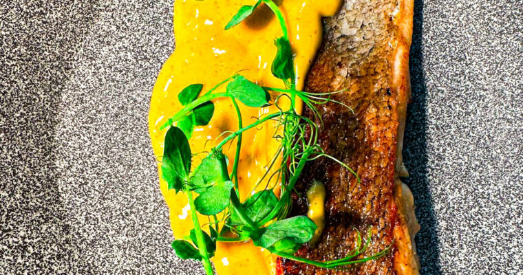 СЬОМГОВА ПЪСТЪРВА НА ТИГАН, ПОДНЕСЕНА С ХОЛАНДЕЗ С ВКУС НА ПЕТРОХАН